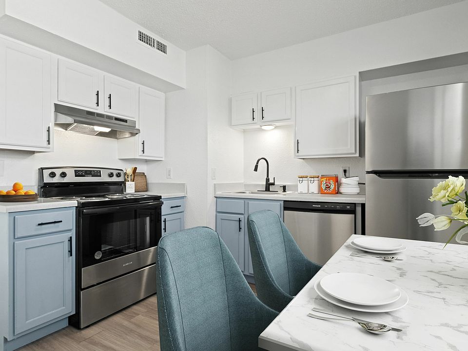 Midpoint on Wilshire Kitchen