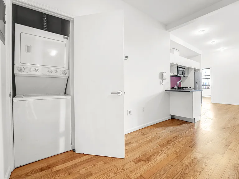 1060 Putnam Ave #2R — Photo 5