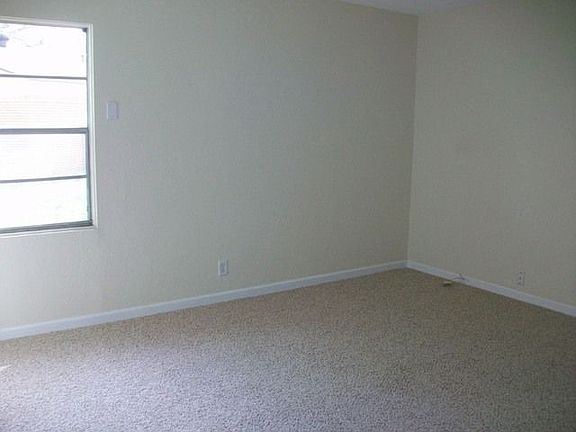 5th image of 380 Bradford Dr