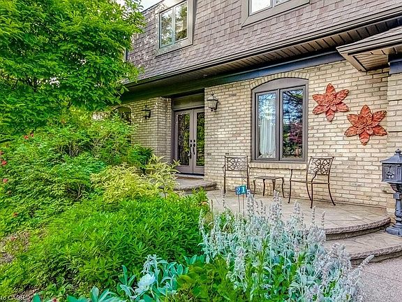 2nd image of 215 Briar Hill Cres