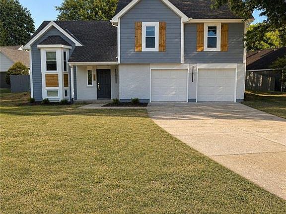 4th image of 412 NE Deerfield Ct