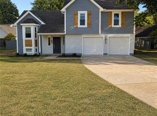 412 NE Deerfield Ct, Lees Summit, MO 64086