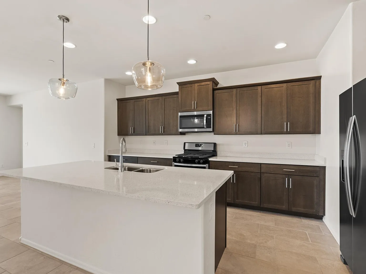 5 bed, 2920 sqft, $3,200 — Photo 2
