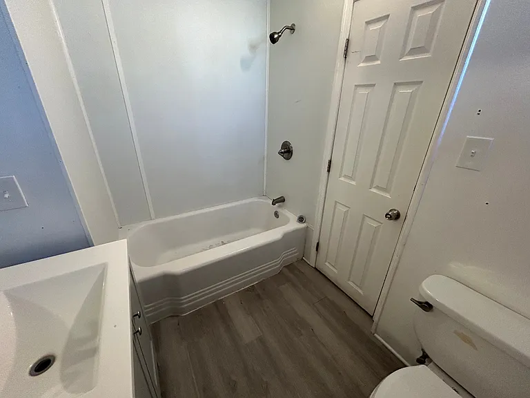 77 Wise Ave — Photo 9