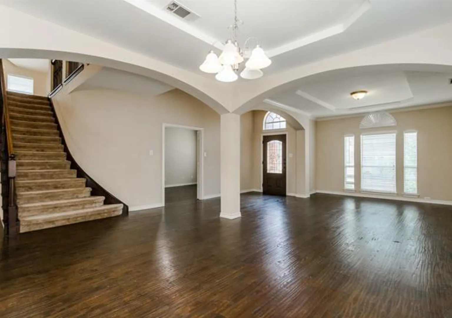 Spacious 5-Bedroom Home with Media Room, Office & Community Amenities in Mansfield! — Photo 4