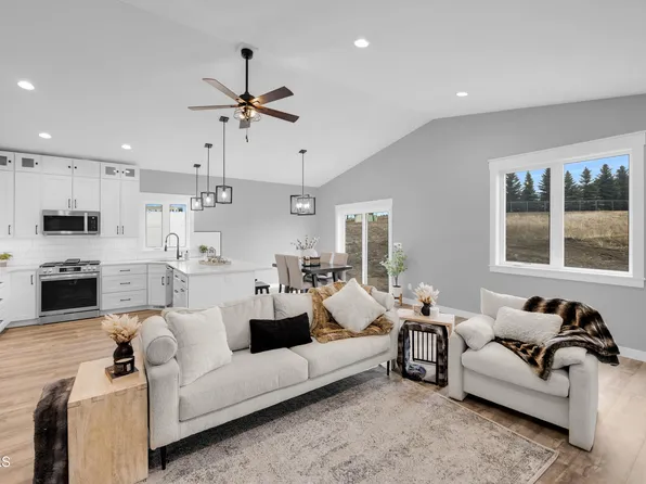 501 Lena Ct SE, Mandan, ND 58554