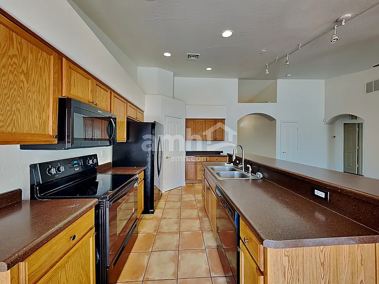 717 W Beth Dr — Photo 3