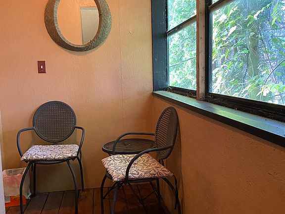 SITTING AREA / PORCH