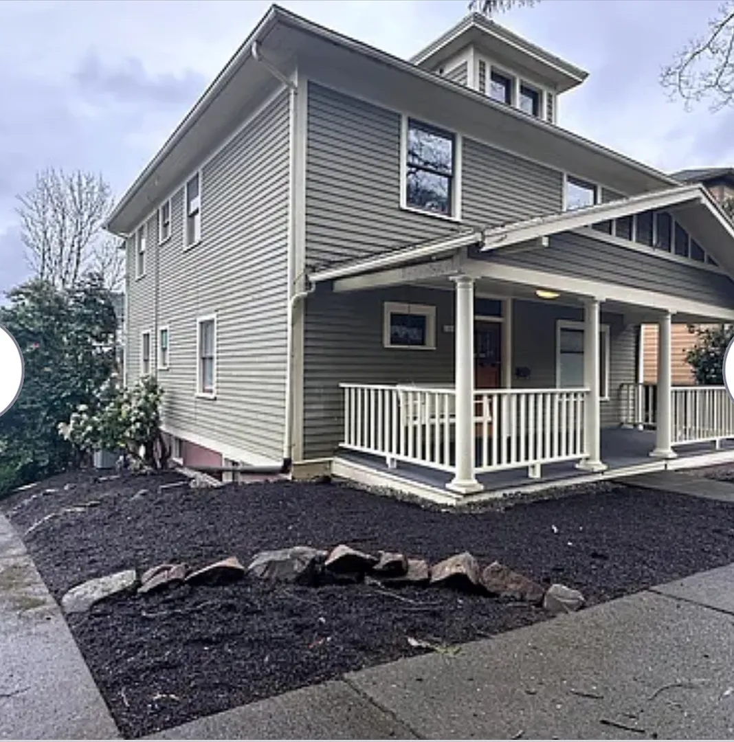 4-Bedroom Home in SW Portland! Hardwood floors, spacious deck, full basement, separate entry for ... — Photo 2