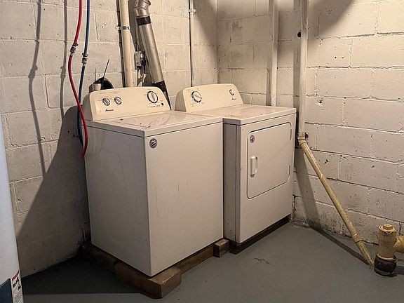 4th image of 103 Oak St