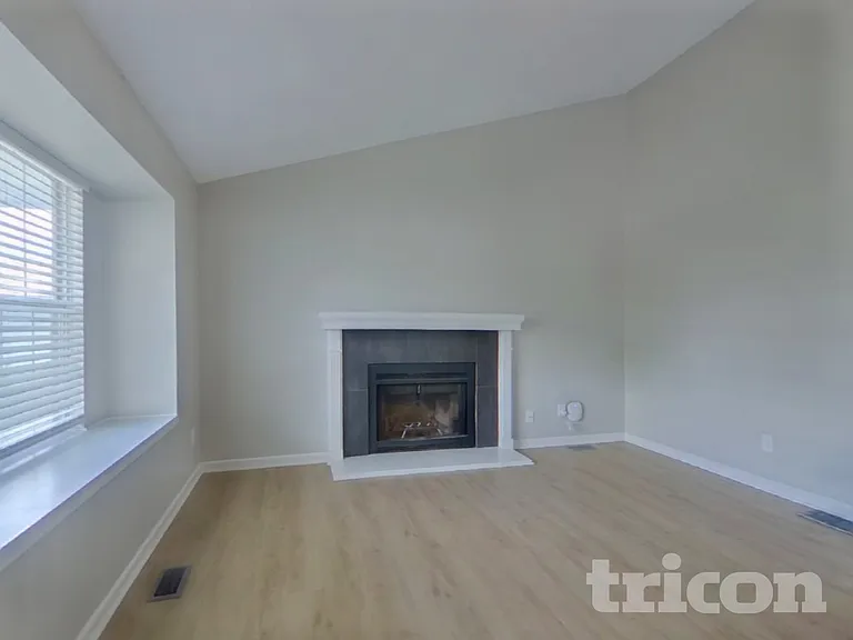 1721 S Genoa Way — Photo 2
