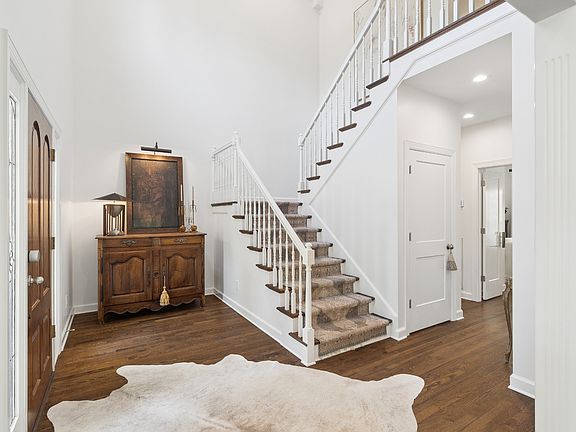 3rd image of 925 Ashford Ct