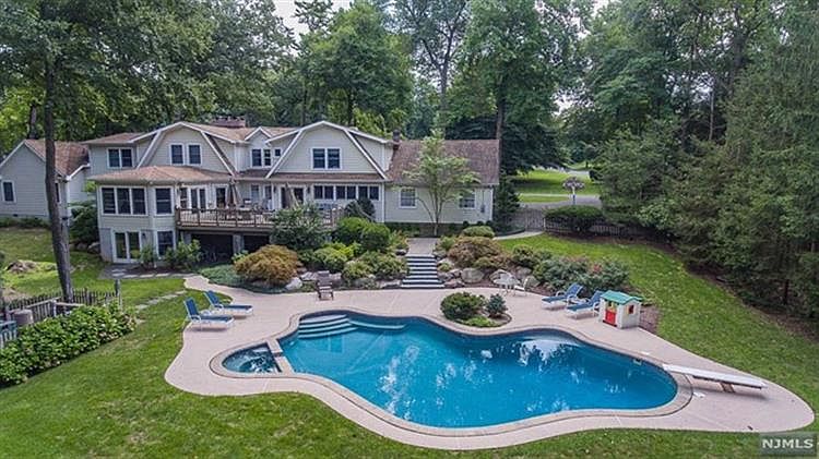 1st image of 400 Canterbury Ln