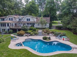 400 Canterbury Ln, Wyckoff, NJ 07481