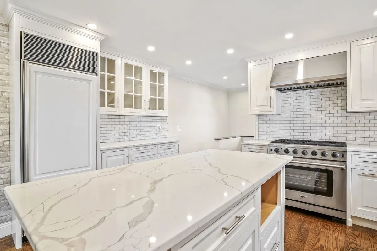 Kitchen w/Breakfast Bar - Designed for Both Style and Functionality. - 52 Le Grande Ave #1