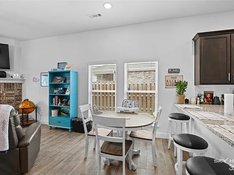 6102 NW Hoover St — Photo 10