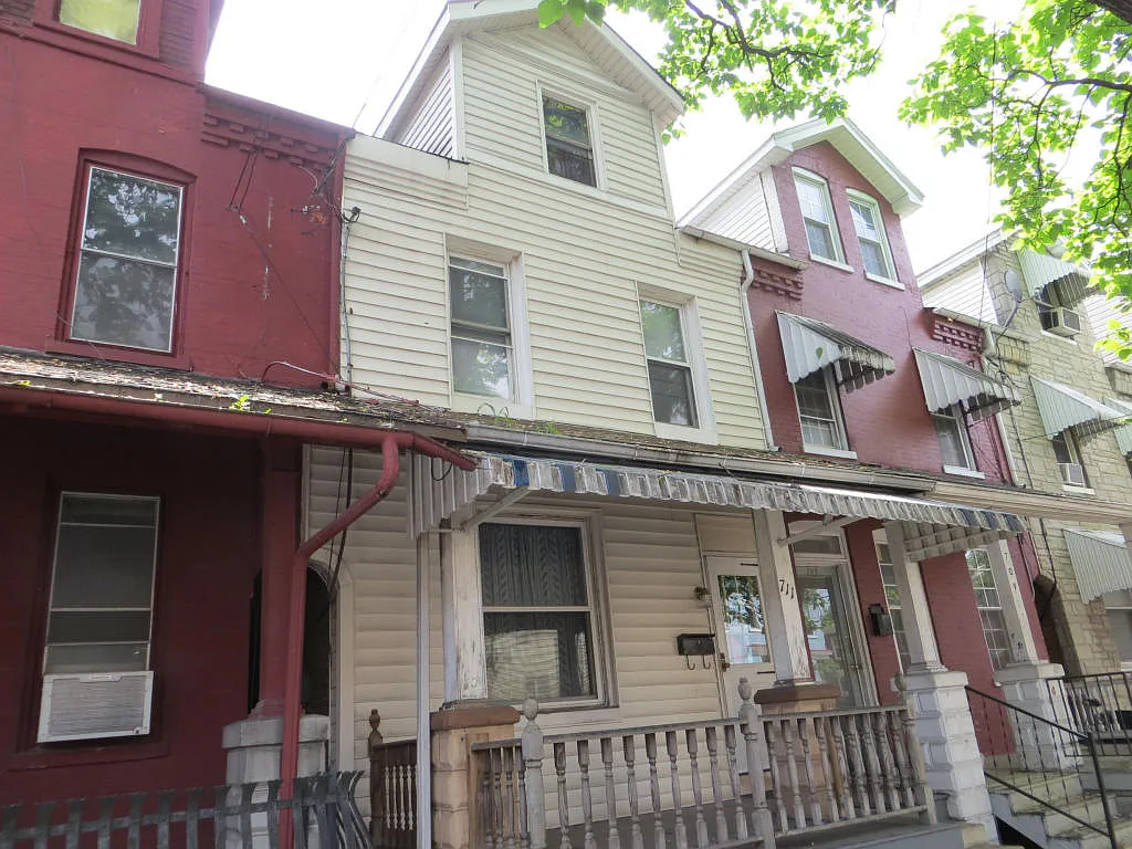 711 N Queen St photo 1