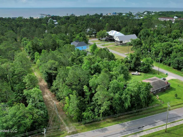 306 N Central Ave, Waveland, MS 39576