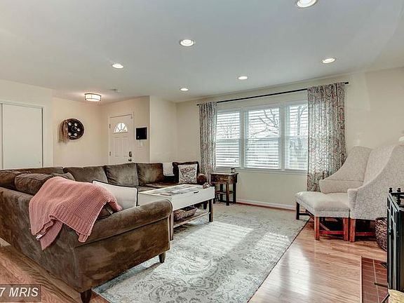 Bright Living Room w/ Lg Window