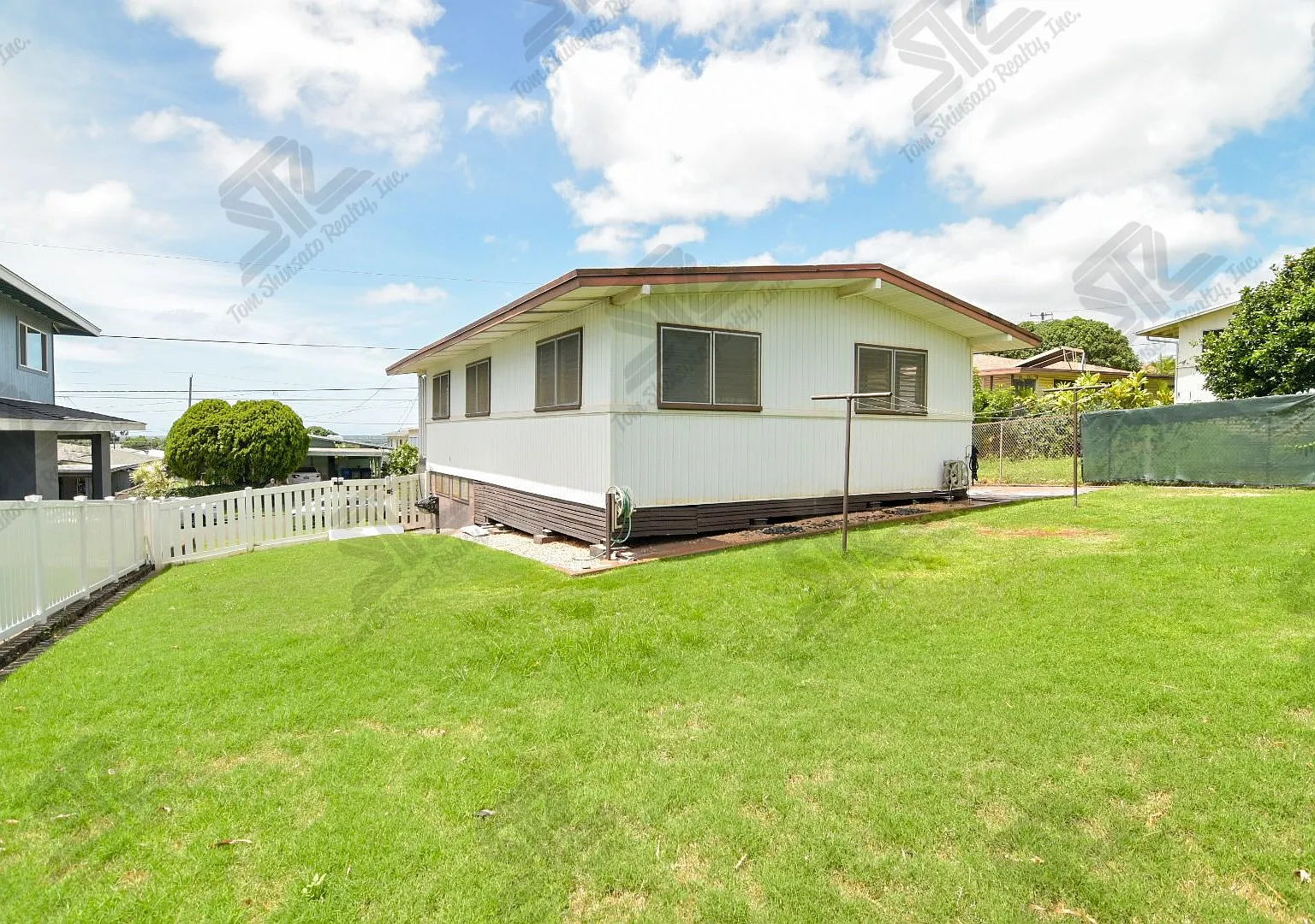Spacious 3BR/1.5BA Home in Pearl City Ample Parking! — Photo 4