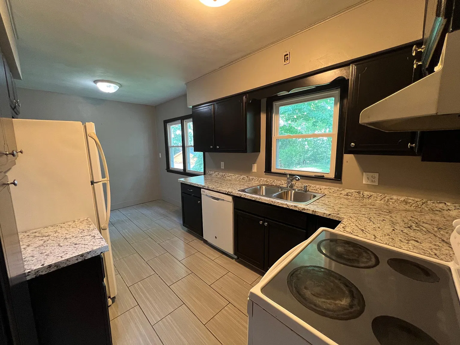 4 bed, 1076 sqft, $1,500 — Photo 3