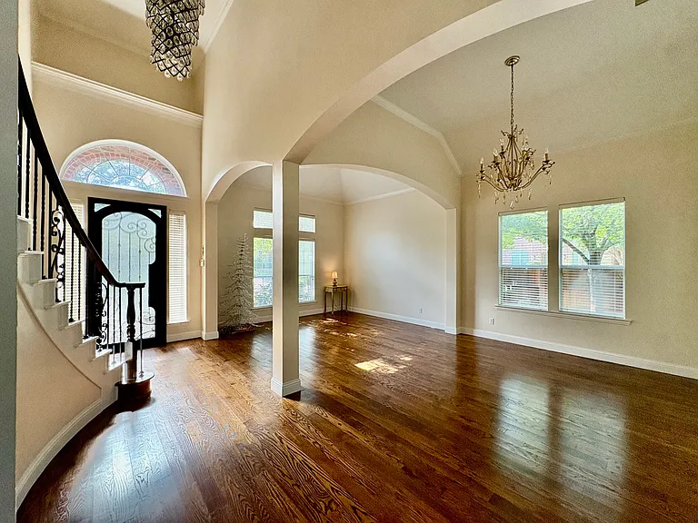 2720 Millwood Dr — Photo 2