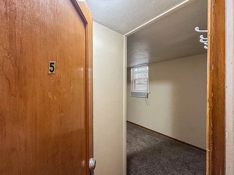 1820 S Duluth Ave #5 — Photo 2