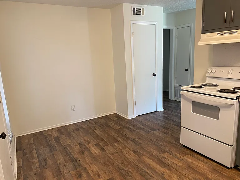 700 E Austin St #B — Photo 2