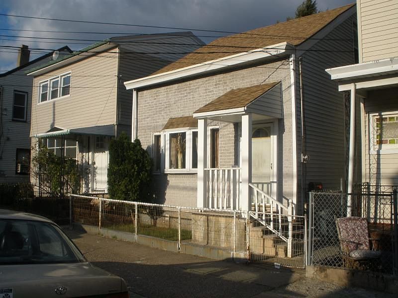 2nd image of 90 Sheridan Ave