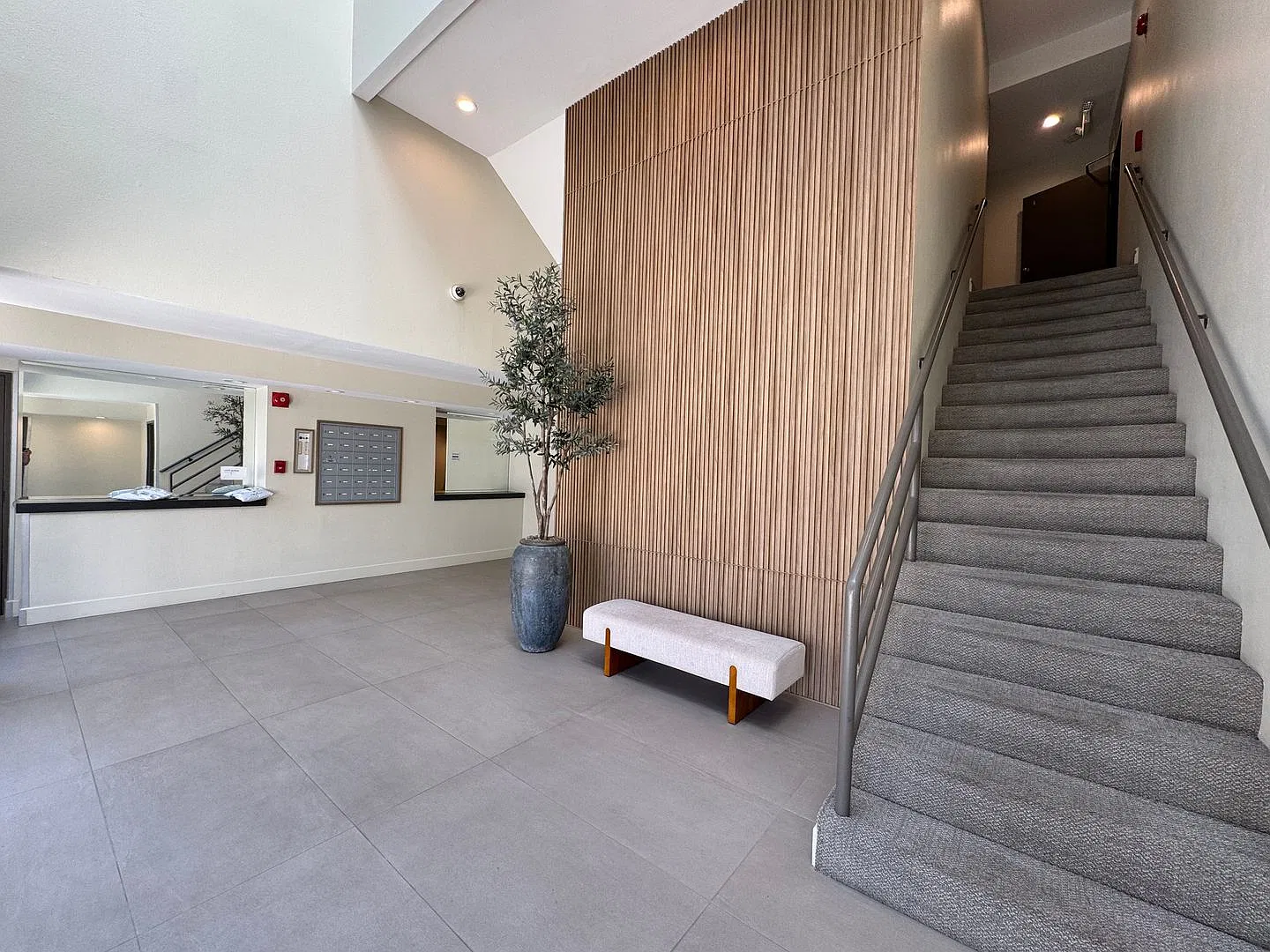 520 S Barrington Ave — Photo 3