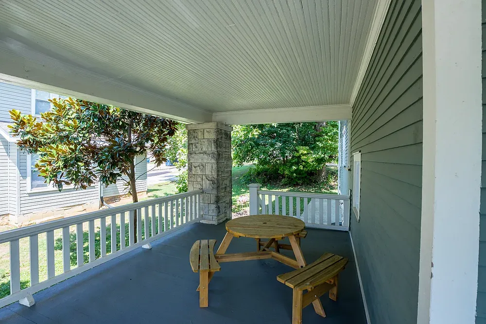 6 bed, 2.5 bath, 2328 sqft, $8,350 — Photo 3