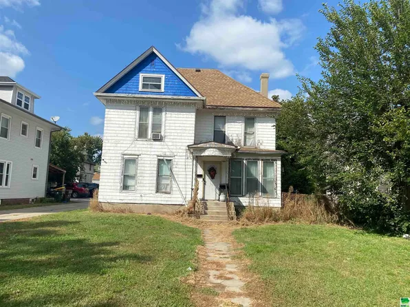 815 9th St, Sioux City, IA 51105