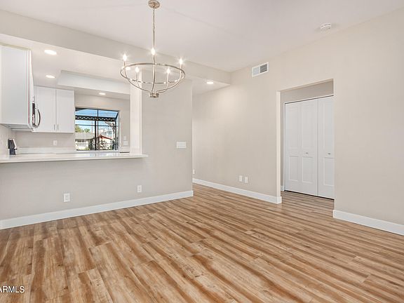 4th image of 1017 E MARYLAND Avenue #102