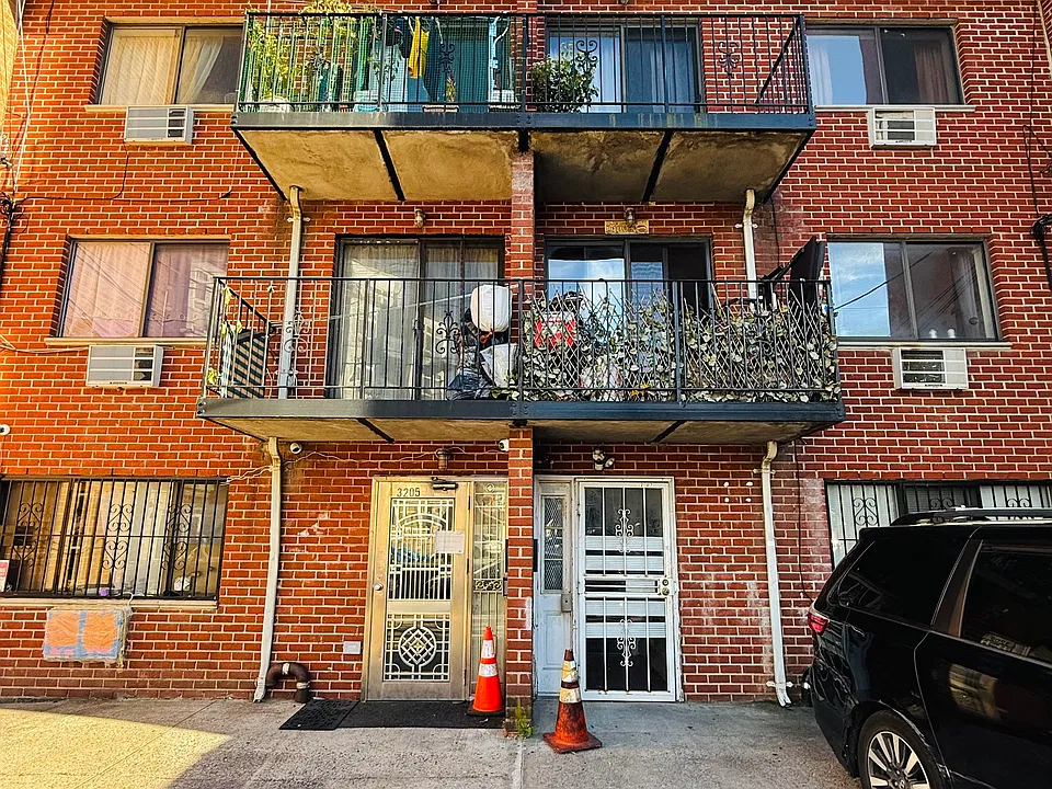 32-07 Leavitt St #2