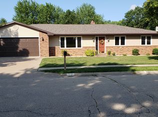 2627 Knob Hill Dr, Dubuque, IA 52003