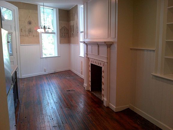 Fireplace in Eat-in Kitchen (Non-functional)