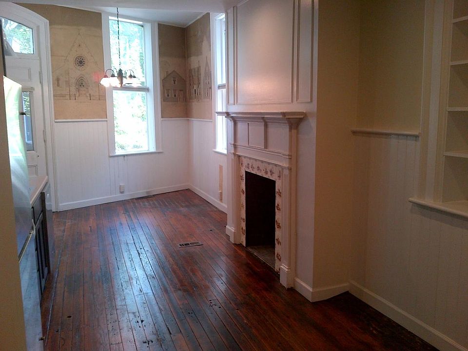 Fireplace in Eat-in Kitchen (Non-functional)