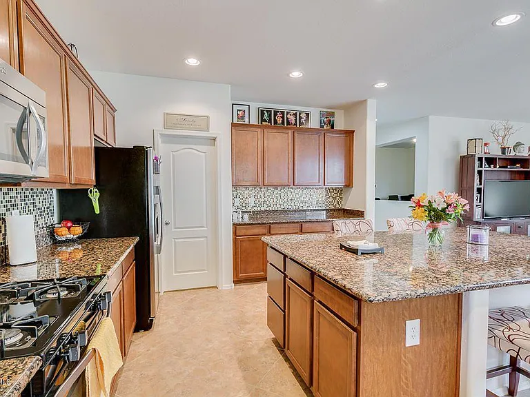 2099 S Martingale Rd — Photo 3