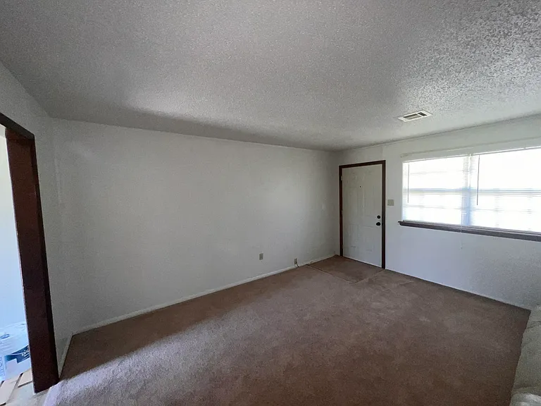 709 SW 49th St — Photo 8
