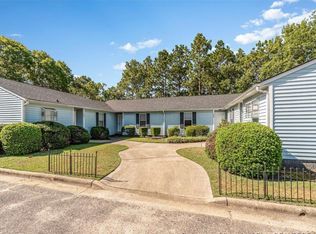 596 Countrytown Dr, Hope Mills, NC 28348