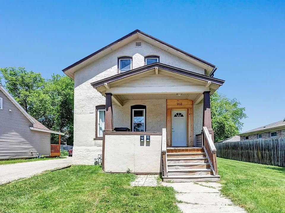 918 Division St #1/2