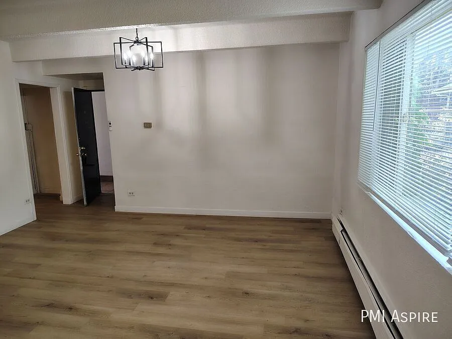 Bright & Spacious 1-Bedroom in Aurora 750 Sq Ft First Floor Gem — Photo 3