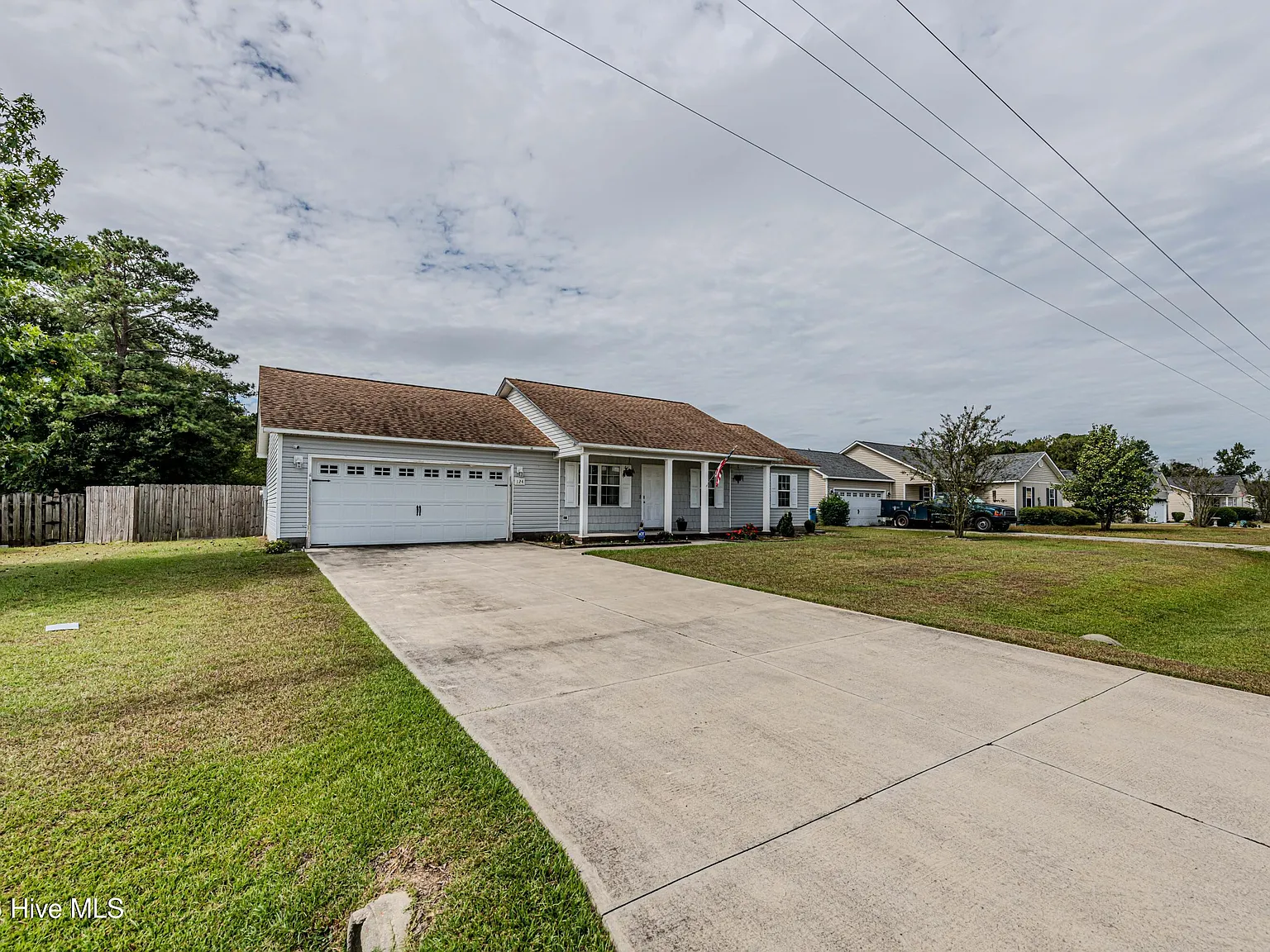 3 bed, 2.0 bath, 1227 sqft, $1,700 — Photo 2