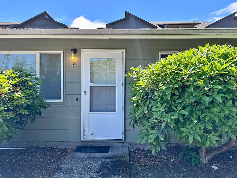 300 Lincoln St — Photo 1