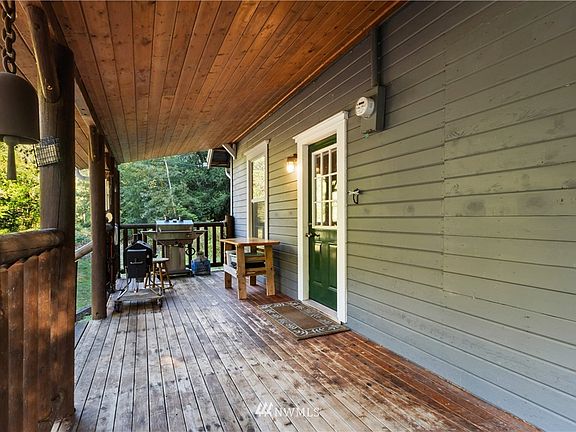 Awesome covered entry porch, great for grilling and relaxation!