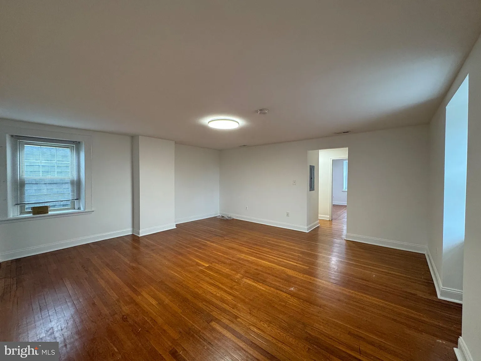 3 bed, 1.0 bath, 4260 sqft, $1,895 — Photo 3