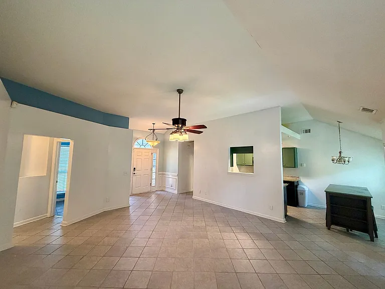 102 Kaylin Ct — Photo 4