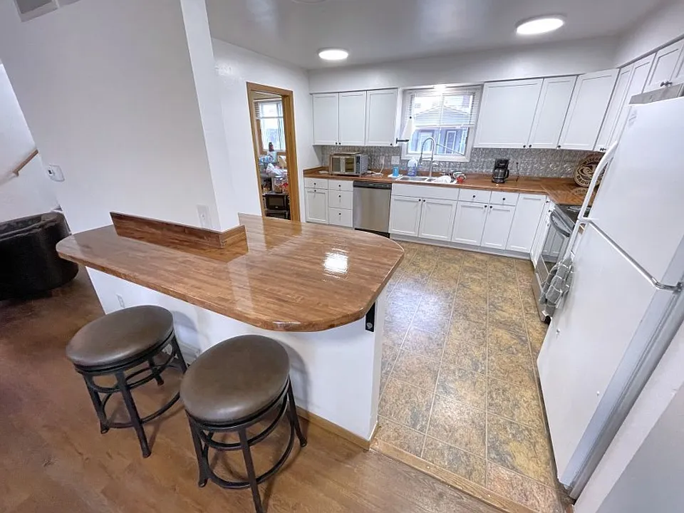 1319 & 1321 Saint James Ct