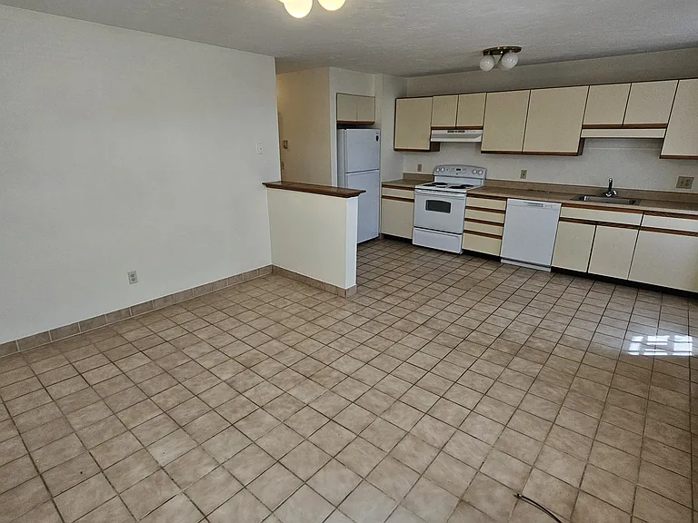 41 Brooks St #8 — Photo 4