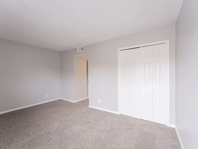 Wornall Place Apartments — Photo 18
